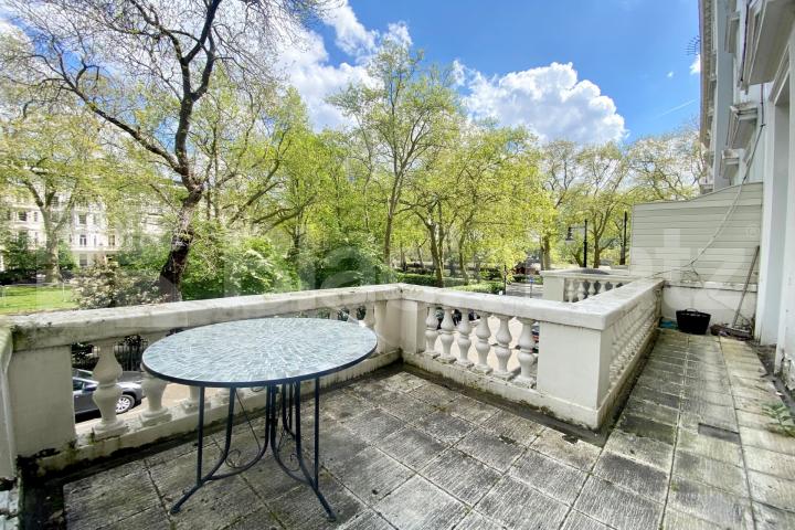 Bright and airy two bedroom apartment opposite the Thames St Georges Square, Pimlico